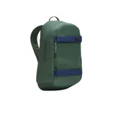 Mochila Nike SB Courthouse color verde con correas frontales ajustables en color azul, ideales para sujetar una tabla de skate. Cuenta con compartimento principal amplio y cierre vertical.