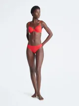 Brasier Calvin Klein color rojo, con copas moldeadas, breteles finos regulables y logo en el lateral izquierdo.