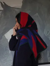 Bufanda grande de punto con estampa geométrica inspirada en diseños Navajo, en combinación de tonos azul, rojo y verde.