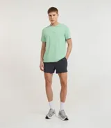 Bermuda de running para hombre, color gris oscuro, confeccionada en microfibra tecnológica. Presenta cintura elástica con cordón ajustable y dobladillo redondeado.