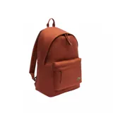 Mochila negra Lacoste con compartimento principal con cierre, bolsillo frontal con cierre y logo de la marca bordado en verde.