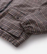 Campera masculina de corte regular con estampado a cuadros, cierre frontal con cremallera y capucha fija con borde de pelo sintético. Cuenta con bolsillos frontales con solapa y cierre de botón a presión.