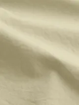 Pantalón cargo color beige de corte recto, con cintura elástica, bolsillos laterales y bolsillo cargo en la pierna.