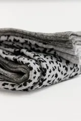 Pack de dos pares de medias cortas marca CaroCuore. Un par es de color gris liso con textura acanalada y el otro par presenta un estampado animal print en tonos gris y negro.