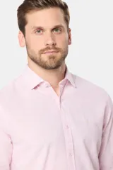 Camisa de lino de corte slim fit para hombre, con diseño de rayas finas en tonos rosado y blanco, cuello camisero y cierre frontal de botones.
