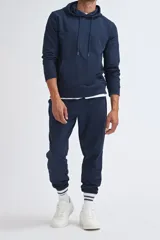 Pantalón tipo jogger de corte deportivo, color azul marino, con cintura elástica y puños acanalados en los tobillos.