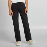 Pantalón de jean gris oscuro, de corte recto y tiro medio.