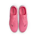 Championes de fútbol Nike Phantom GX 2 Academy FG, con capellada blanca y detalles en negro. Presentan el logo de Nike en dorado y cordones blancos. Ideales para superficies naturales y sintéticas.