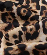 Pañuelo cuadrado de satén con estampado animal print de leopardo. Incluye una argolla metálica para facilitar su anudado y estilizado.