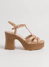 Sandalias de cuero vacuno color tostado, con plataforma y taco alto con efecto madera. Presenta diseño de tiras cruzadas en la parte delantera, tira en T y tira ajustable al tobillo con hebilla metálica.