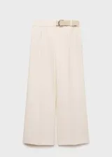 Pantalón de vestir color crema, de tiro medio y corte recto. Incluye cinturón decorativo y bolsillos laterales.