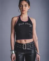 Top negro con ribete rosa, escote halter y estampado frontal con la frase "Pink Cherry" en strass.