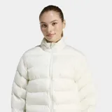 Campera puffer Adidas de corte holgado, color blanco, con cierre frontal, cuello alto y puños elásticos. Presenta el diseño icónico de las tres tiras en las mangas y tecnología Climawarm para aislamiento térmico.