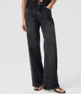 Pantalón de jean premium de tiro medio con corte wide leg, de color azul, con pretina con pasacintos y bolsillos funcionales.