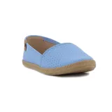 Zapatilla casual Moleca de mujer, color celeste con perforaciones en toda la superficie y suela de goma texturizada en tono marrón claro.