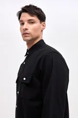 Sobrecamisa de algodón color bordó, con cuello solapa, cierre frontal con botones y dos bolsillos en el pecho con tapa.