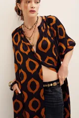 Vestido midi de viscosa color negro con estampado geométrico de círculos en tonos marrones y naranjas, de manga corta y corte recto con aberturas laterales.