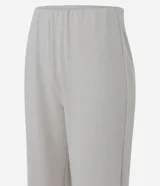 Pantalón de ribana color gris melange, de corte recto y cintura elástica, con diseño cómodo y versátil.
