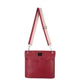 Bandolera negra de cuero sintético con dos bolsillos frontales, cierre metálico y dos correas intercambiables: una de cuero sintético y otra de tela con rayas rosas y negras.