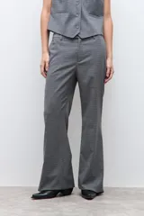 Pantalón sastrero de corte recto y tiro medio, confeccionado en tela con estampado de microcuadros en tonos grises. Presenta bolsillos laterales y cierre frontal con botón.