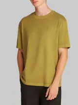 Remera de algodón color verde oliva con cuello redondo y manga corta, corte relajado, con un pequeño logotipo bordado en el pecho.