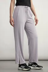 Pantalón negro de corte ancho con cintura elastizada y cordón ajustable.