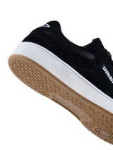 Championes urbanos Umbro modelo Rian II, color negro con suela blanca y base de goma color caramelo. Confeccionados en gamuza, presentan el logo de la marca en el lateral y en la lengüeta.
