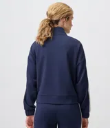 Campera deportiva de microfibra azul marino con cuello alto, cierre frontal y franjas blancas en contraste a lo largo de las mangas.