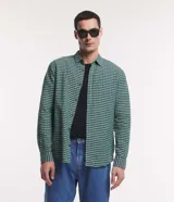Camisa regular masculina confeccionada en lino, con cuello inglés, mangas largas, abotonado delantero y estampa de cuadros.