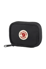 Billetera negra con cierre de cremallera, logo de Fjallraven Kanken estampado al frente y bolsillo exterior abierto. Confeccionada en tejido G-1000 HeavyDuty Eco S.