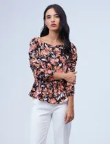 Blusa Zac & Rachel de gasa estampada en blanco y azul, con cintura elastizada y frunces. Mangas 3/4 fruncidas.