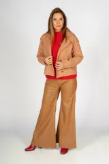 Tapado corto color camel, con doble botonadura, solapas grandes y corte holgado.