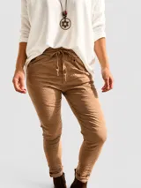 Pantalón de corte capri con efecto arrugado, cintura elástica con lazo ajustable, bolsillos laterales y dobladillo en los tobillos.