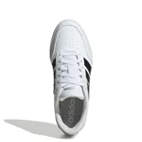 Championes Adidas Breaknet 3.0 de diseño urbano, color blanco con las icónicas tres tiras laterales en negro. Presentan exterior sintético resistente, puntera perforada para mayor ventilación y suela de goma para mayor tracción.