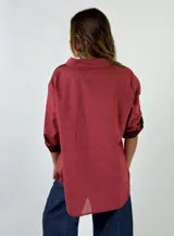 Camisa celeste de algodón con mangas 3/4 y puños marrones.