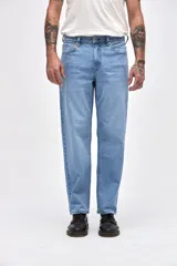 Jean de corte holgado en cadera y cintura con piernas rectas, en color azul claro con acabado lavado.