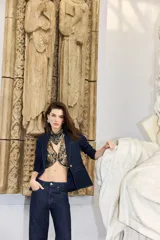 Blazer de denim azul oscuro con solapas de muesca, cierre frontal de un botón y bolsillos con solapa.