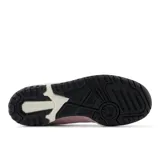 Championes urbanos New Balance modelo 550, color rosa con detalles en gris y blanco, confeccionados en gamuza y malla, con logo "N" característico en los laterales y entresuela con detalles en negro.