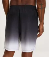 Bermuda deportiva de poliéster con estampado degradado, cintura elástica y cordón de ajuste.