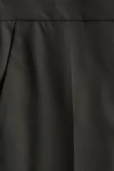 Pantalón de tiro alto con corte recto, cierre frontal con botón oculto y corchete, bolsillos laterales al bies y pliegues marcados en la parte delantera y trasera.