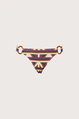 Bombacha de bikini con diseño geométrico multicolor y argollas decorativas en los laterales.