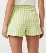 Short corto de lino con estampado de cuadros vichy en verde y blanco, con botón en forma de corazón.