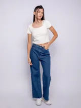 Remera blanca de manga corta con cuello redondo.