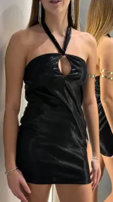 Vestido corto de fiesta color negro con acabado metalizado y textura brillante. Presenta un diseño de cuello halter con un detalle de abertura tipo gota en el pecho.