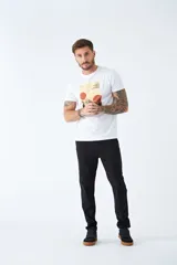 Pantalón chino de gabardina color negro, de corte regular, con logo bordado.