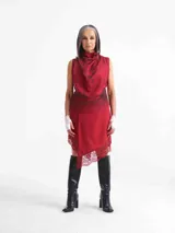Falda larga cruzada de tencel color rojo, ajustable con tiras laterales y detalles de encaje en el borde inferior y la cintura.