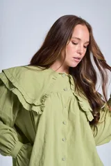 Camisa color crema con doble cuello Claudine con volado y puños Oxford.