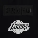 Short deportivo negro con cintura elástica ajustable con cordón, logo de los Lakers en la pierna izquierda y la palabra "Lakers" en vertical en la pierna derecha.