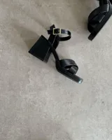 Sandalias de cuero color bronce, con taco cuadrado y tiras cruzadas en el empeine.