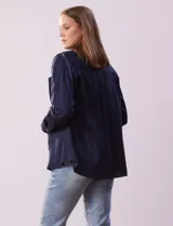 Camisa color verde oliva de lyocell, marca Cyrus. Tiene cuello con solapa, abertura central con botones, mangas 3/4 regulables con presilla y botón, y dos bolsillos delanteros aplicados.